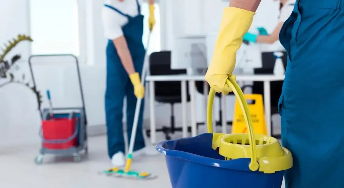 Baltic Clean valymo komanda su profesionalia įranga